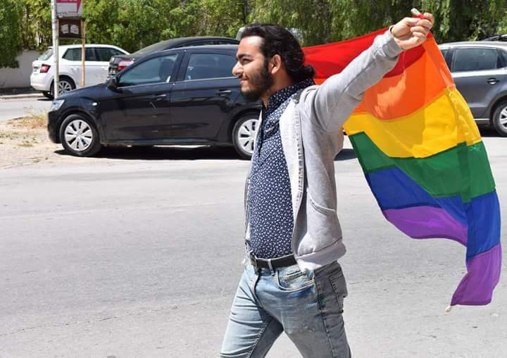 Ein Foto des LGBTI Aktivisten Mejri der eine Regenbogen-Fahne hinter sich her zieht